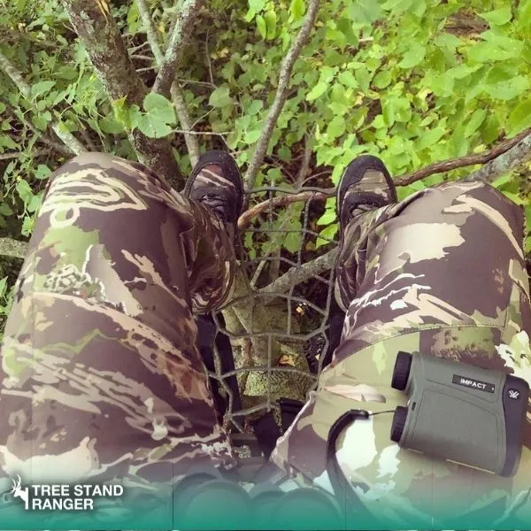 using a hang on treestand with rangefinder and camo clothes